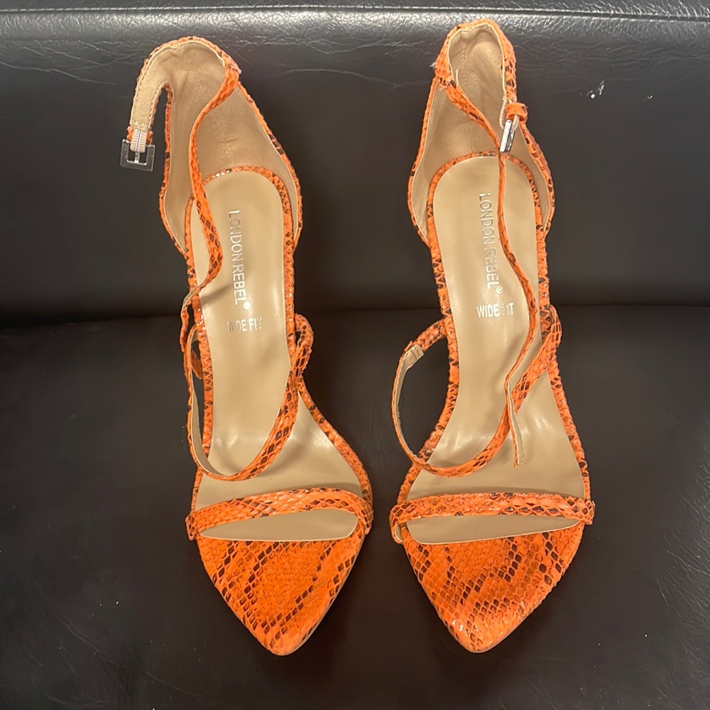 Snake print heels in orange